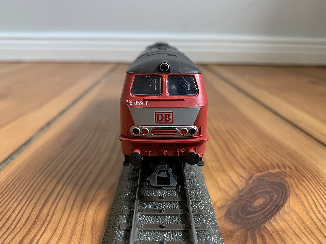 An AC Märklin class 216 diesel locomotive standing on C Track, with a row of small studs visible between the rails